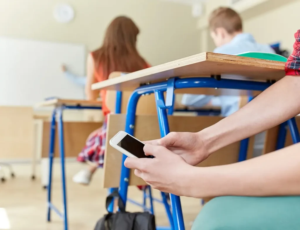 El uso de celulares en el aula ahora debe estar regulado